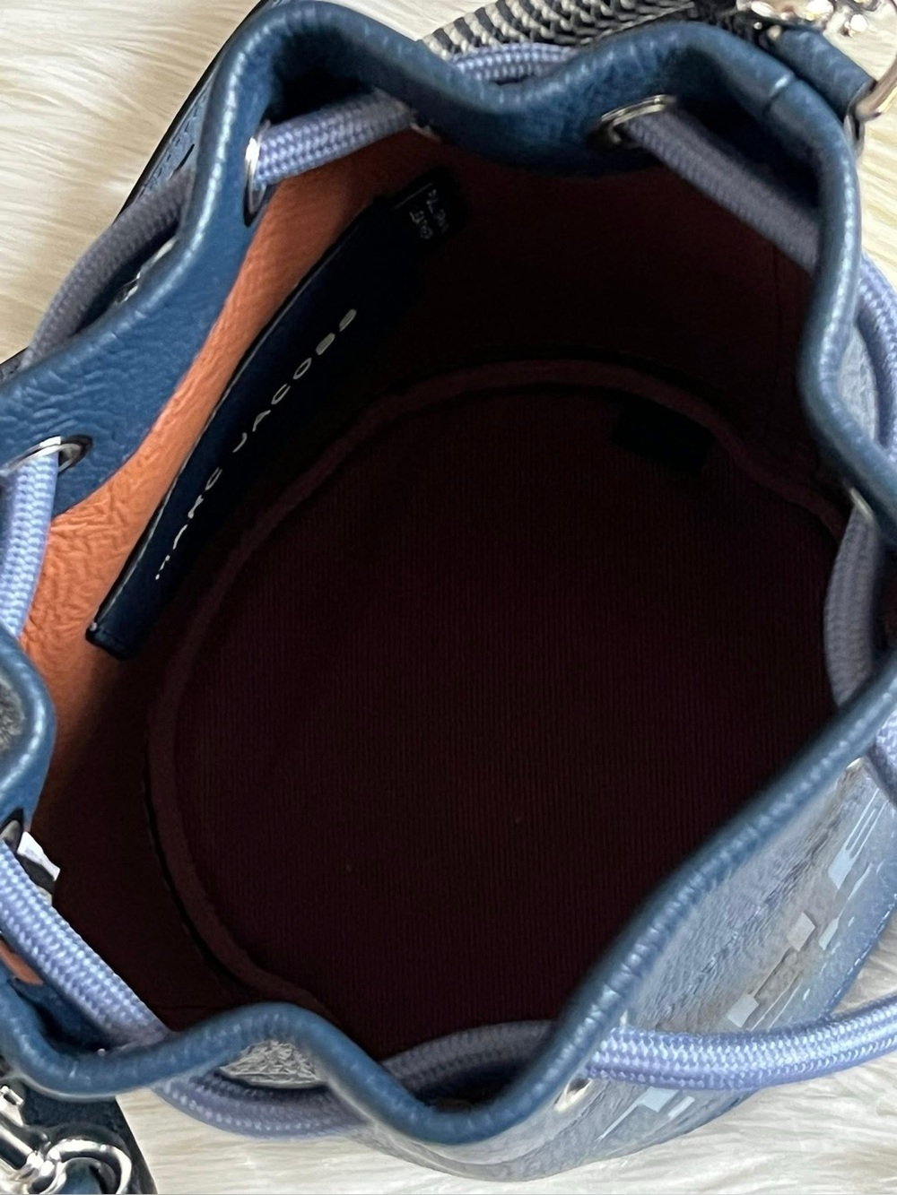 H652L01PF22 - Marc Jacobs The Leather Bucket Bag - Picture 11 of 16